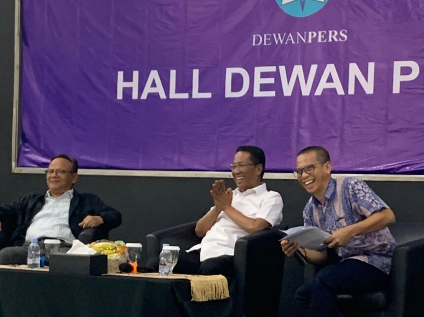 Menteri Hukum Supratman Andi Agtas (tengah) dan Ketua Dewan Pers Prof Komaruddin Hidayat (kiri) saat berdiskusi tentang perlindungan karya jurnalistik dalam RUU Hak Cipta.