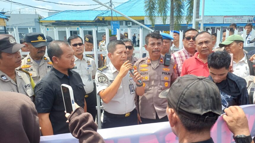 Lukman pegawai Lapas Pekanbaru saat memberikan alasan kenapa Jekson ihombing dipindahkan ke Lapas Nusakambangan.