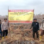 Aparat Kepolisian saat melakukan pengecekan lahan sekaligus memasang larangan membakar lahan.