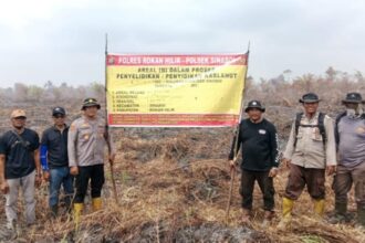 Aparat Kepolisian saat melakukan pengecekan lahan sekaligus memasang larangan membakar lahan.