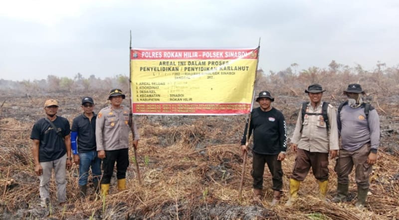 Aparat Kepolisian saat melakukan pengecekan lahan sekaligus memasang larangan membakar lahan.